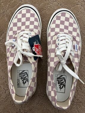 Vans Checkerboard Low-Top Sneakers in Mauve & Cream